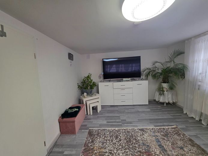 Attraktives Angebot: 4-Zimmer-Haus mit Terrasse - Neumarkt-St. Veit – Wohnzimmer
