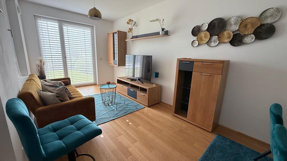 Voll möbliert, auch auf Zeit: exklusive 2-Zimmer-Gartenwohnung in Top-Lage in Freilassing – Wohnzimmer