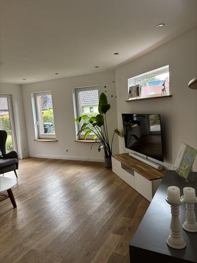 Charming end-terrace house with generous plot in Kaltenkirchen – Wohnzimmer Anbau