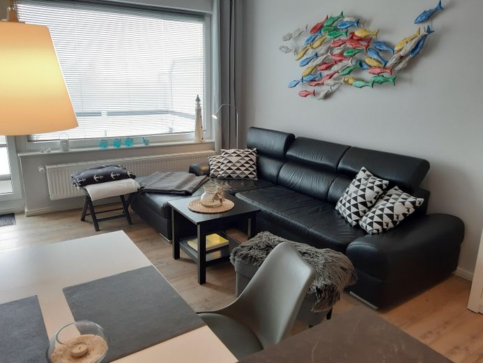 ##Reserviert## Sonnige 2-Zimmer Ferienwohnung mit Meerblick – Wohnzimmer