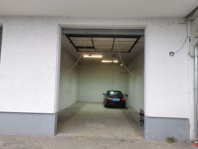 Lagerhalle mit Büro – Foto 4