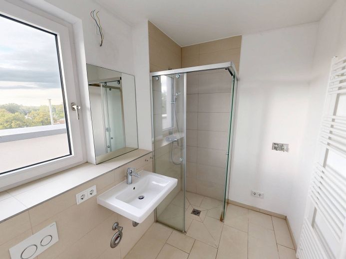 RÊVE DE NEUF : Appartement exclusif de 3 pièces avec cuisine équipée et grande terrasse sur le toit à Langenhorn – Ansicht I: Bad