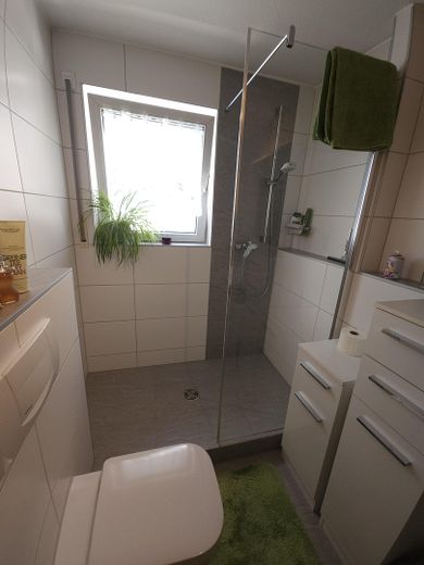 Gepflegte 2-Zimmer-Wohnung mit Balkon und Einbauküche in Leonberg-Gebersheim – Badezimmer_2