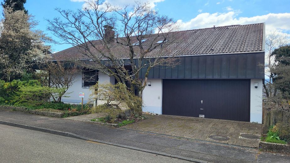 Großzügiges 1-2 Familienhaus in Traumlage – Hausansicht