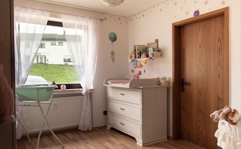 Exklusiver freistehender Bungalow mit Einliegerwohnung, Fernblick, Doppelgarage & großem Garten – Foto 6