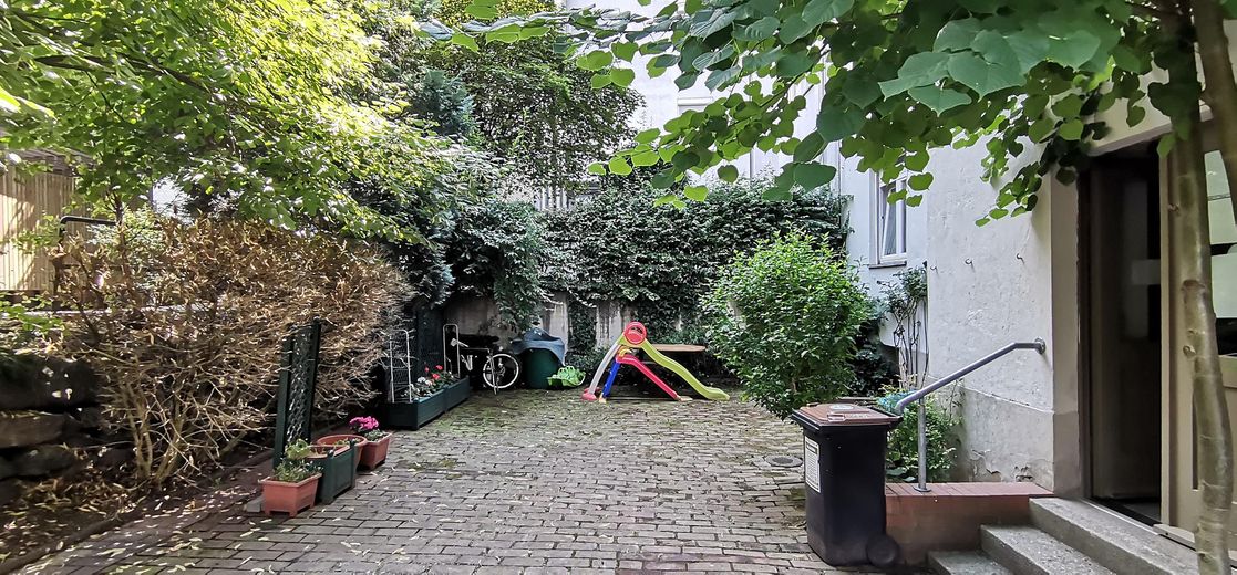 MFH Chemnitz-Kaßberg ca. 7%Rendite VOLLvermiet. WEG-aufget. Fernwärme lfd. instand geh. + Ausbaures. – Begrünter Innenhof links