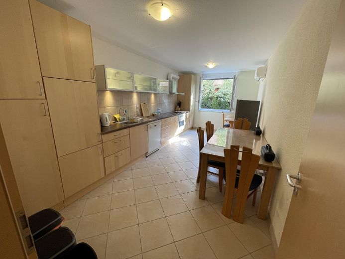 ruhige, helle 2,5 ZKB Souterrain Whg, FBH, voll klimatisiert, Parkplatz, SAT, Gbit Internet/WLAN – Küche/Esszimmer