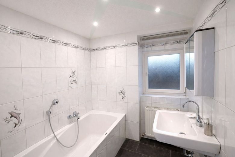 TOP-Kapitalanlage! mit 330 m² Wohnfläche, -8 EUR/m² realistisch &amp; 15,8 % Bruttomietrendite-Potenzial – Zeitloses Tageslichtbad mit Wanne
