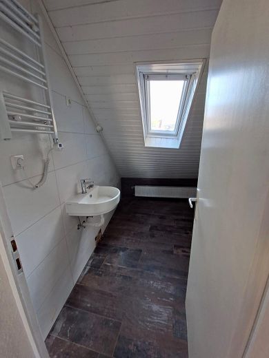 EERSTE BEWONING NA RENOVATIE AAN DE MAIN | Twee bijzondere woningen met aparte ingangen – Bad 2