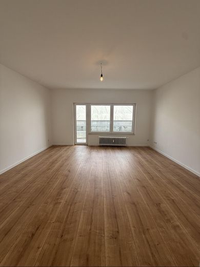 6% Rendite / Provisionsfrei / Kernsanierte 33qm1-Zimmer Wohnung mit Balkon – Wohnzimmer