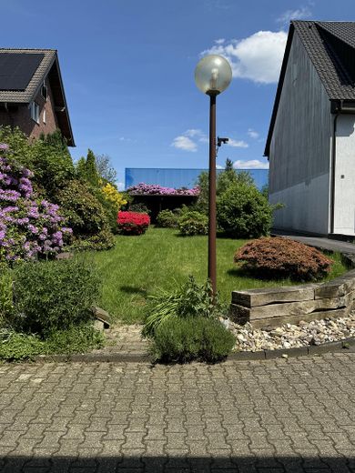 Wohnen mit Kamin, Terrasse und Garten – großzügige 3,5-Zimmer-Wohnung in Solingen – Aussenansicht