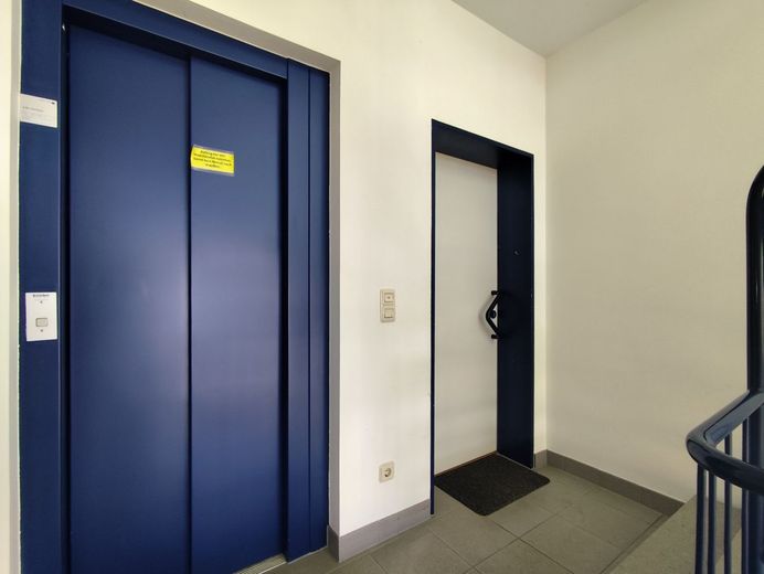 Einzigartiges Architektenhaus mit Aufzug, Panoramaterrasse und exklusivem Komfort in 95326 Kulmbach! – Treppenhaus mit Aufzug_Eingangsbereich OG