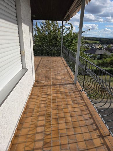 Casa con vistas panorámicas y parcela de 1.213 m²: mucho espacio y potencial – Großer Balkon Oben