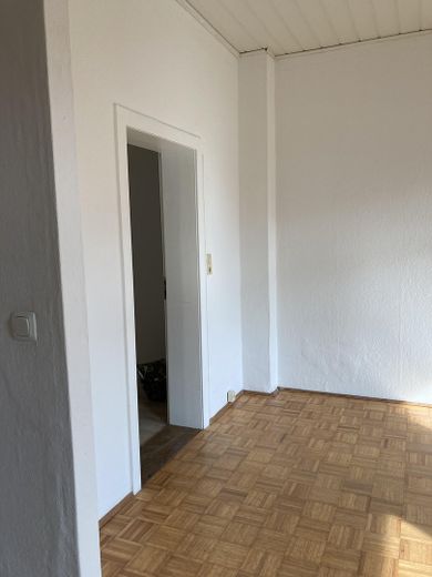 Nowa kuchnia w zabudowie, nowa łazienka, nowe ogrzewanie, jasne mieszkanie jednopokojowe – Wohnzimmer Richtung Flur