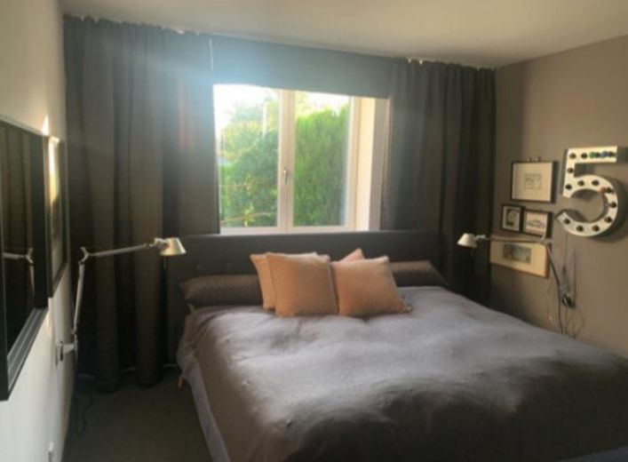 Modernisierter Winkel-Reihenbungalow mit uneinsehbaren Grundstück – Schlafzimmer