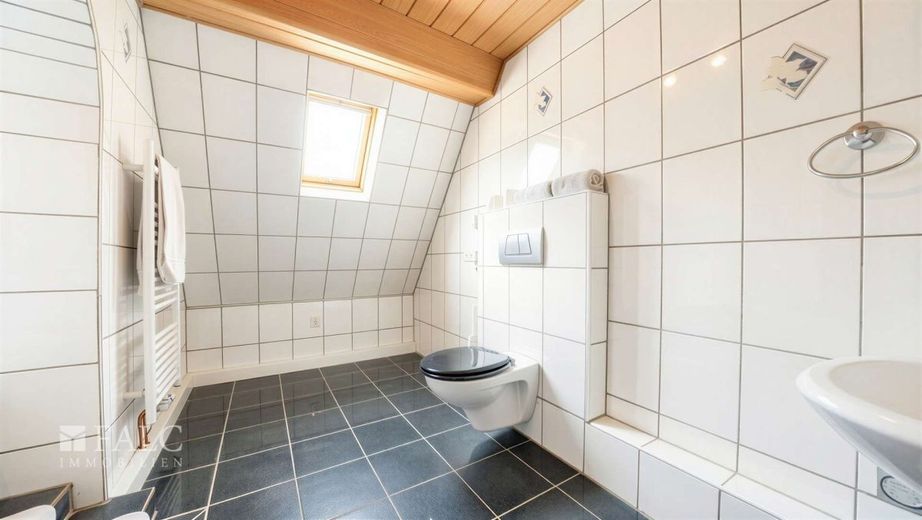 Charmantes EFH auf mehreren Ebenen inkl. Garage und historischem Gewölbekeller - FALC Immobilien HN – Badezimmer 2. OG