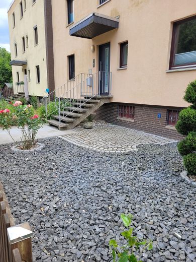 Sitzplatz mit Garten vorm Haus