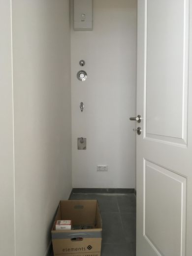Stilvoll kernsanierte 4-Zi-Altbau-Wohnung – Abstellraum & WM-Anschluß