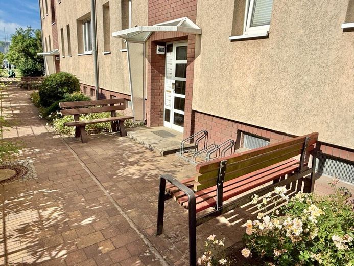 HORN IMMOBILIEN++ Neubrandenburg, renovierte 3-Raum Eigentumswohnung mit Balkon -bezugsfrei- – Hauseingang