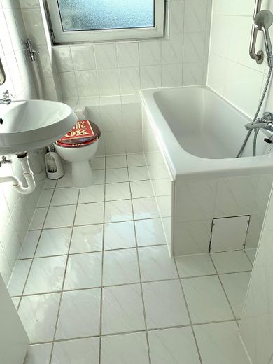 Schöne helle 2,5-Zimmerwohnung mit neuem Tageslichtduschbad und Süd-Westbalkon – Badezimmer