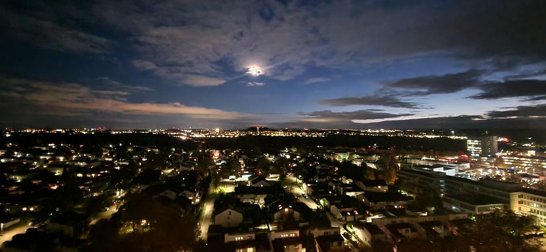 Bezugsfreie 4-Zi.-Wohnung inkl. TG-Stellplatz & Traumaussicht! – Ausblick am Abend