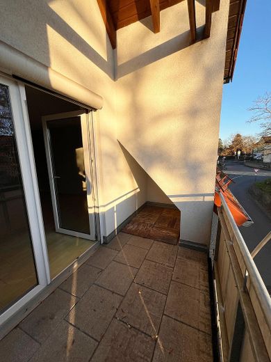 Helle Dachgeschosswohnung mit Loggia, Stellplatz und Wohlfühlfaktor in Langenzenn (VB) – Loggia mit Abstell-Nische