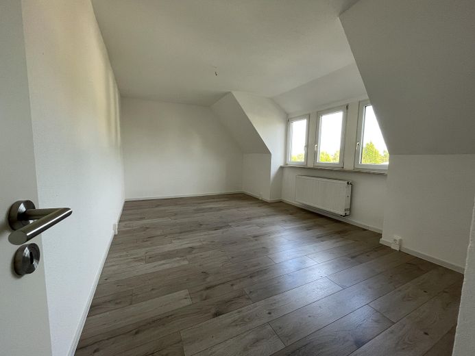 frisch renovierte 3 Zimmerwohnung mit Küche und Stellplatz – Zimmer 2 laut Grundriss