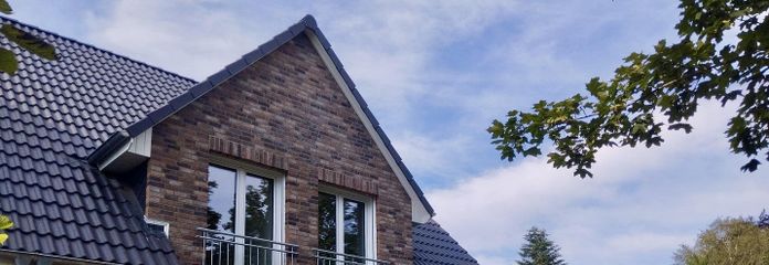 Moderna casa bifamiliare con 5 locali, finiture di pregio e giardino a Bönningstedt – Aussenansicht Terasse