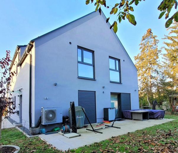 Modernes Niedrigenergiehaus mit Garten, Terrasse und Doppelcarport inkl. Wallboxen – Außenansicht