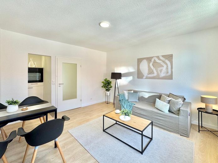 Sofort einziehen oder vermieten! Modernisierte 2-Zimmer-Wohnung in Wismars Altstadt – Wohnzimmer