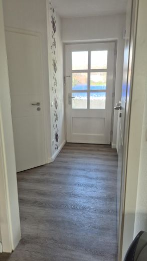 Casa a schiera di testa ben tenuta con giardino recintato e posto auto coperto – Flur EG