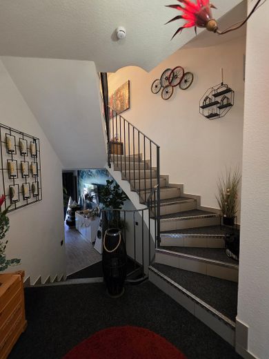 Oberkrämer - interessantes, saniertes & gepflegtes RMH mit Luxusausstattung – Treppe zum 1.OG und Wohnzimmer