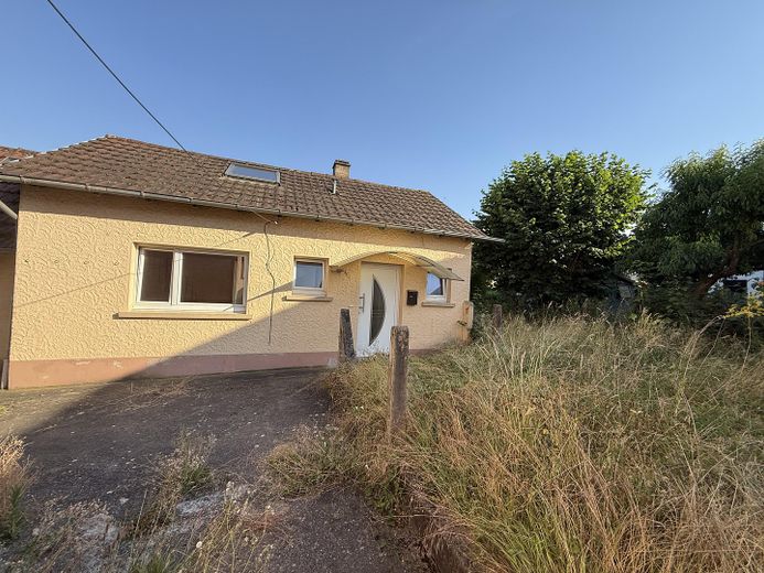 Kleines Wohnhaus mit Garten und großer Doppelgarage – Foto 3