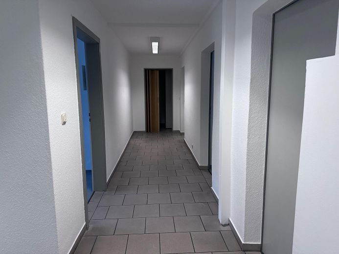 Produktions- und Lagerflächen zu vermieten (Gebäude C) – Flur zu den Büros