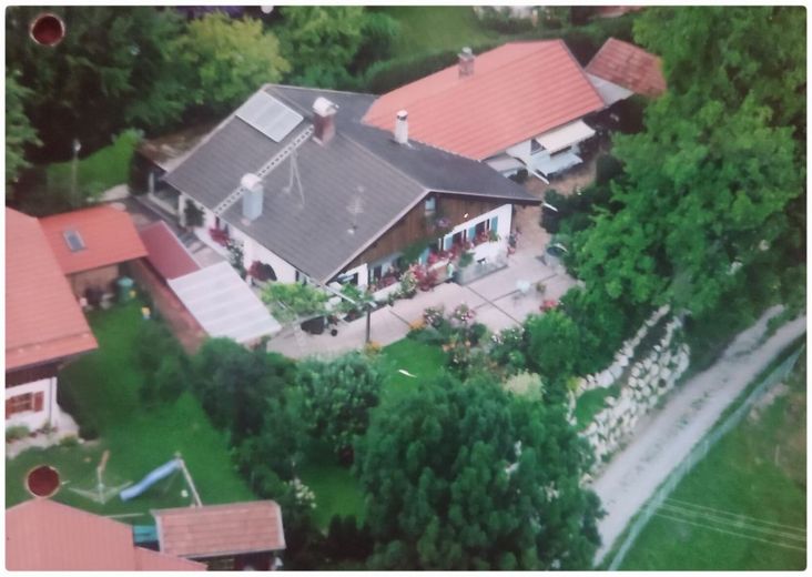 Haus in Bestlage mit unverbaubarem Bergpanorama, Ruhe &amp; Ausbaureserve – Luftblick