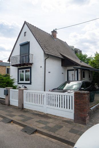 Provisionsfrei - Bezugsfertiges Einfamilienhaus mit großem Garten und Erweiterungspotenzial – Hausansicht Straßenseite 