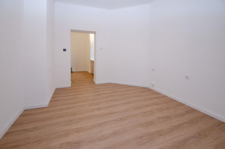 Sin comisión: apartamento de época renovado de 2 habitaciones en Schulstraße – Wohnzimmer