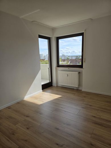 Renovierte 2-Zimmer-Wohnung mit modernem Bad, Balkon, Blick ins Grüne & Aufzug - provisionsfrei – Schlafzimmer