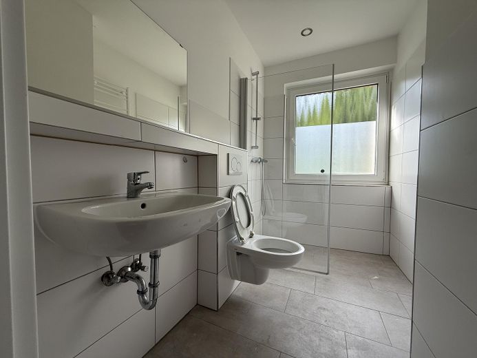 Kernsanierte 2-Zimmer-Wohnung im EG mit Fußbodenheizung und Stellplatz – फोटो 3