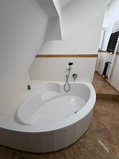 Palacio Kurländer: oficina/despacho de 110 m² con vistas a la Frauenkirche – Dreiecksbadewanne