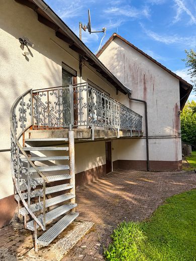 Vielseitiges Wohn- und Gewerbeobjekt mit Hallen & Werkstatt in naturnaher Lage – Zugang zum Garten KI generiert