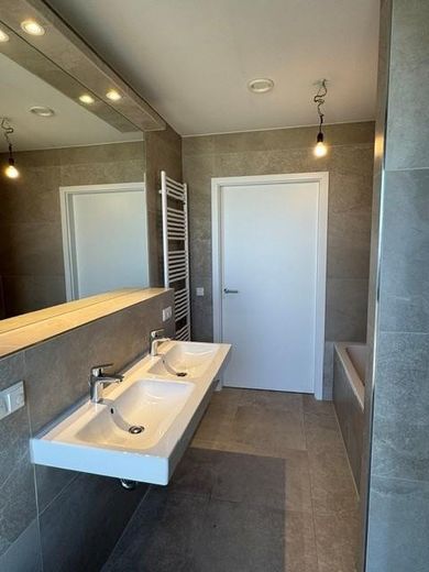 ¡Apartamento de 4 habitaciones con cocina americana y gran balcón! ¡Moderno, cómodo y excelentemente comunicado! – Badezimmer