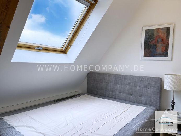 Helle, modern möblierte 1,5-Zimmer-Dachgeschoss-Maisonette-Wohnung mit Südbalkon in Schwabing – 98ba059639c94e1acc144514cadf84843cb8e036.jpg