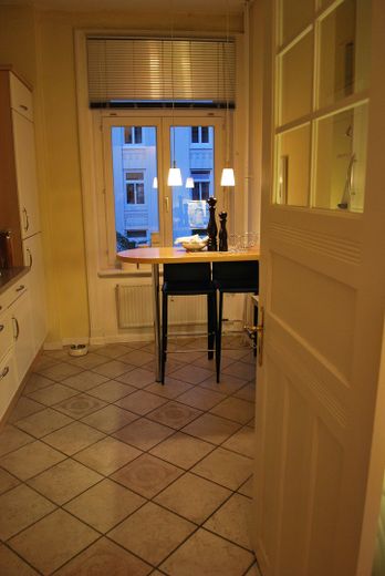 Einbauküche mit Fliesenboden