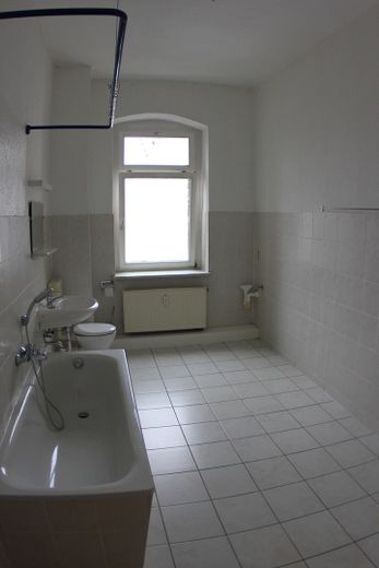 MFH Chemnitz-Kaßberg ca. 7%Rendite VOLLvermiet. WEG-aufget. Fernwärme lfd. instand geh. + Ausbaures. – Tageslicht-Wohnbad 2-Zi.-WEs