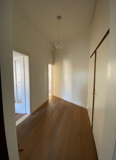 3-Zimmer-Wohnung, Altbau mit Balkon und Einbauküche in Frankfurt am Main – Flur