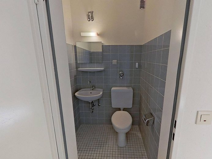 Huzurlu konumda modern yaşam: BALKONLU ve küvetli banyolu geniş 3 odalı daire – Gäste-WC