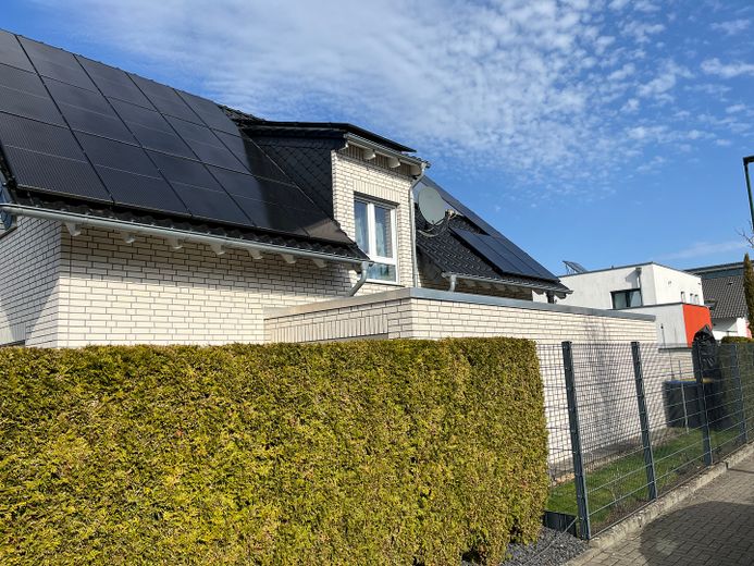 Privatverkauf - Einfamilienhaus mit Wintergarten, PV-Anlage & zwei Garagen in Kerpen-Sindorf – Haus (Süd-Ansicht)