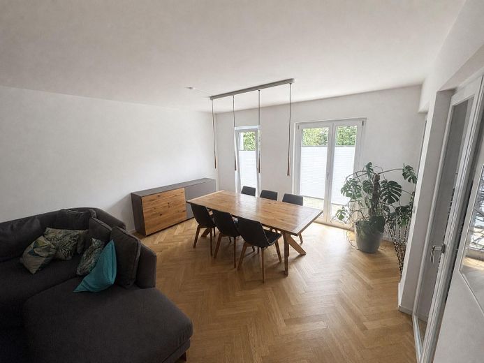 Exklusive 4-Zimmer-Gartenwohnung mit ca. 290 m² Garten und Hausgefühl am Riedberg – Esszimmerbereich