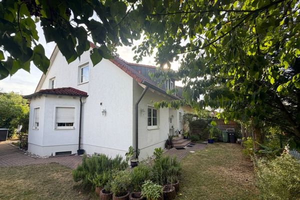 RESERVIERT
Großzügige Doppelhaushälfte mit Südterrasse und viel Platz für die ganze Familie